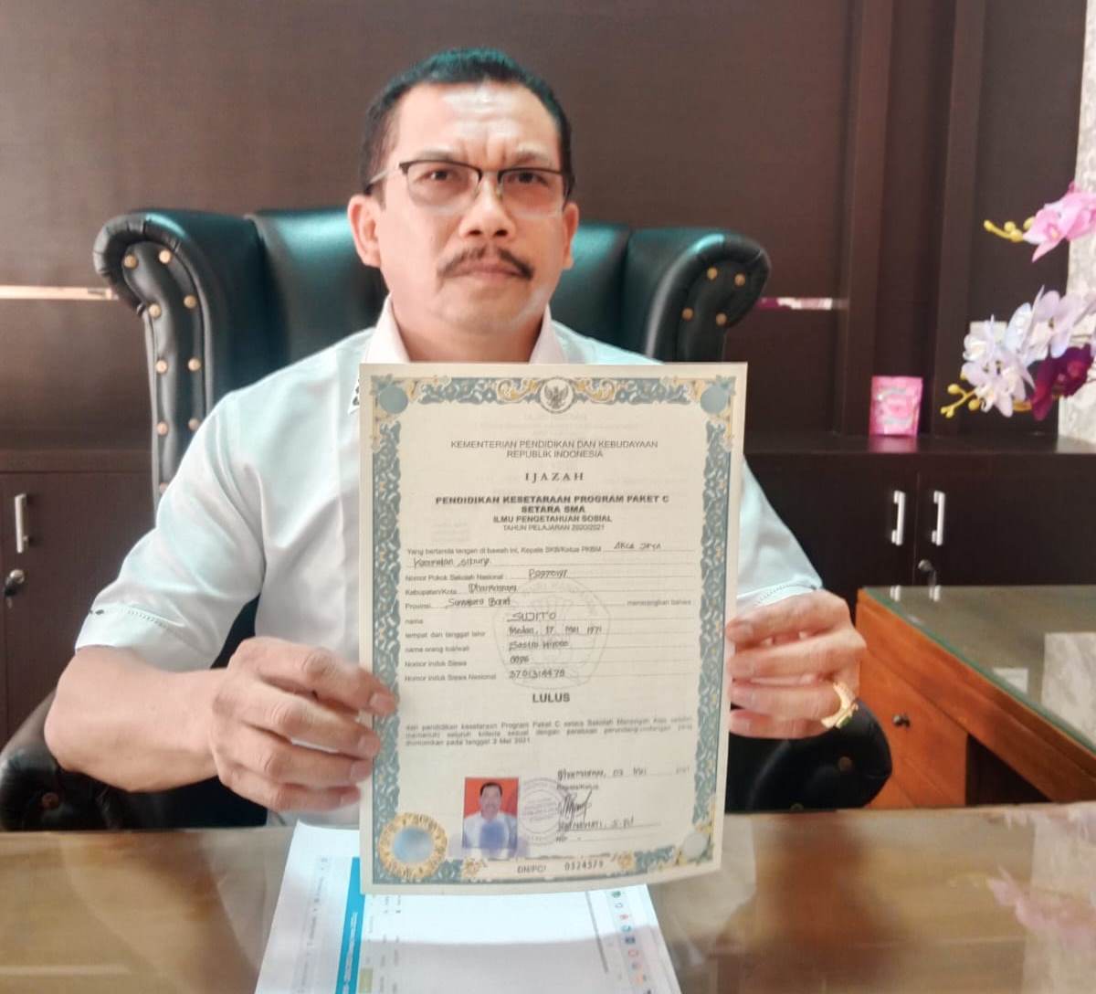 Pimpinan DPRD Kabupaten Dharmasraya, Sujito, SM memperagakan ijazah paket C miliknya